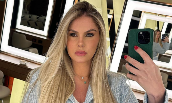 barbara-evans-posa-so-de-calcinha-e-mostra-resultado-de-cirurgias
