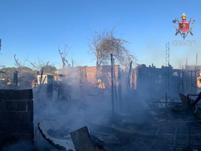 video:-incendio-consome-casas-de-madeira-em-acampamento-no-df