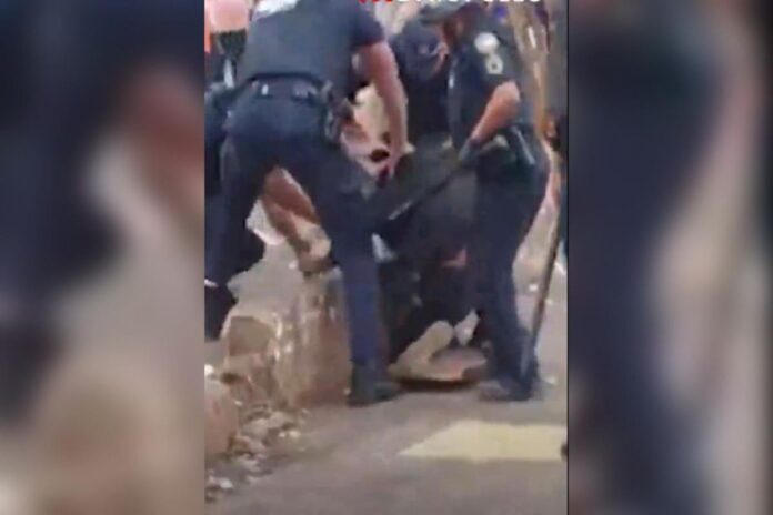video:-guardas-municipais-de-sp-dao-socos-e-chutes-em-morador-de-rua