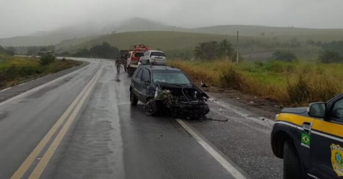 batida-entre-carros-deixam-dois-mortos-e-dois-feridos-na-br-101