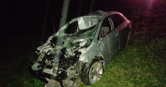 motorista-perde-controle-da-direcao-e-bate-carro-em-cerca-na-ba-130