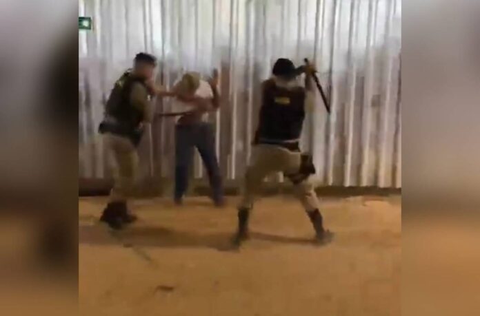 jovem-e-agredido-com-cassetetes-e-chutes-durante-rodeio-em-mg.-video