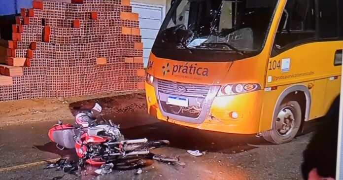 motociclista-fica-ferido-apos-acidente-com-micro-onibus-na-bahia