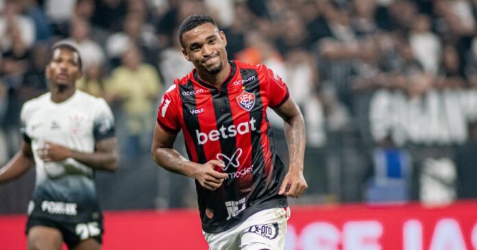 artilheiro-do-vitoria-no-ano,-alerrandro-diz-que-terapia-o-ajudou-durante-jejum-de-gols