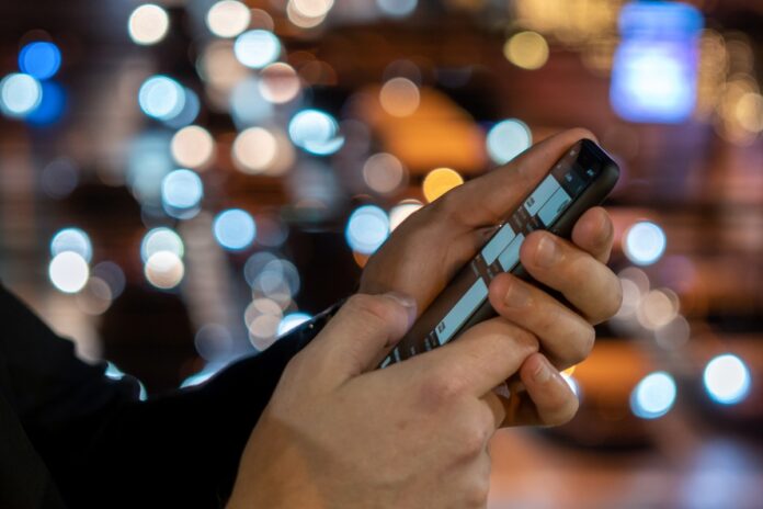conheca-os-riscos-para-as-maos-de-passar-muito-tempo-no-celular