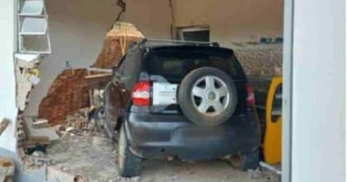 acidente-na-ba-262-deixa-tres-feridos-apos-carro-colidir-com-lanchonete