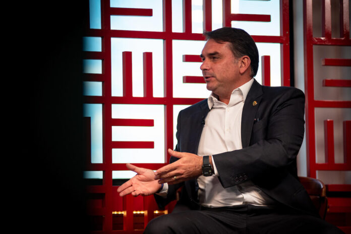 flavio-bolsonaro-recua-e-propoe-que-restricao-a-praias-seja-crime
