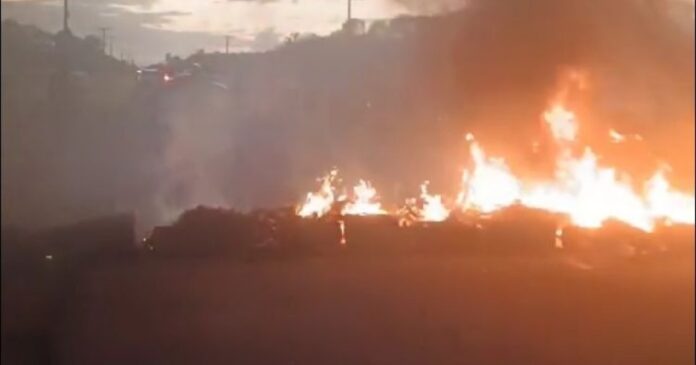 video:-comunidade-do-guaibim-poe-fogo-em-via-durante-manifestacao-por-melhoria-na-saude-publica