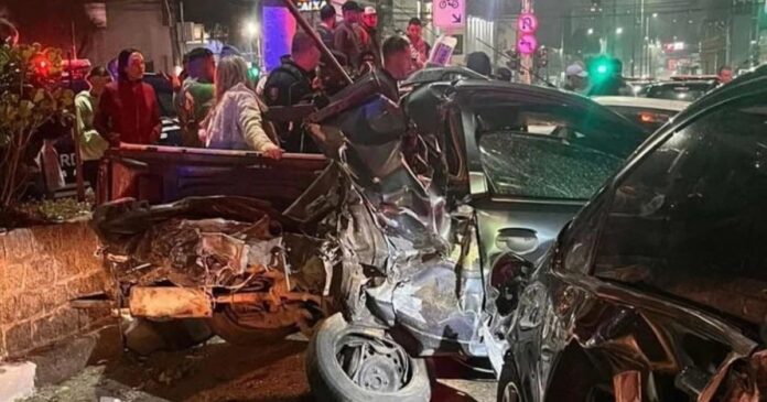 carro-de-luxo-em-alta-velocidade-bate-contra-veiculos-parados-em-semaforo