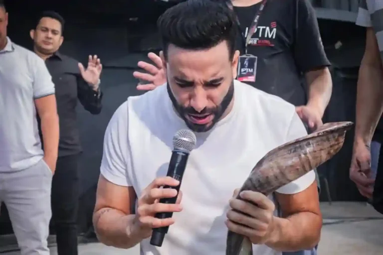 leonardo-sale-e-consagrado-a-apostolo