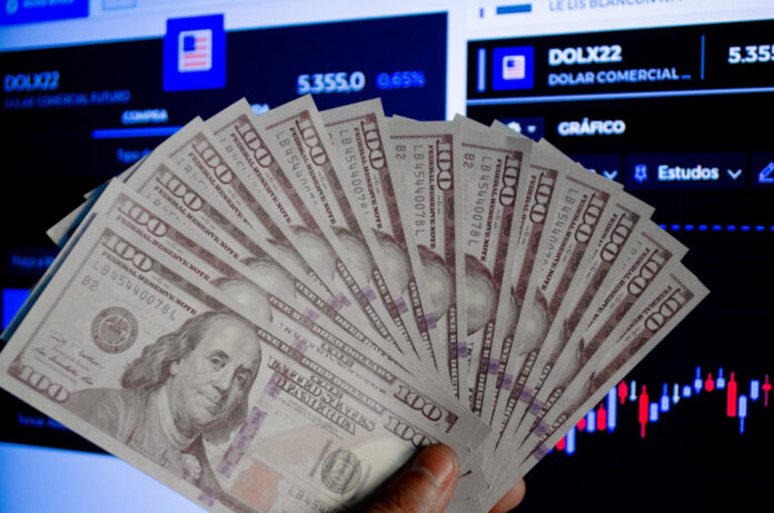 dolar-tem-queda-moderada-e-fecha-a-r$-5,42,-apesar-de-ruido-fiscal-domestico