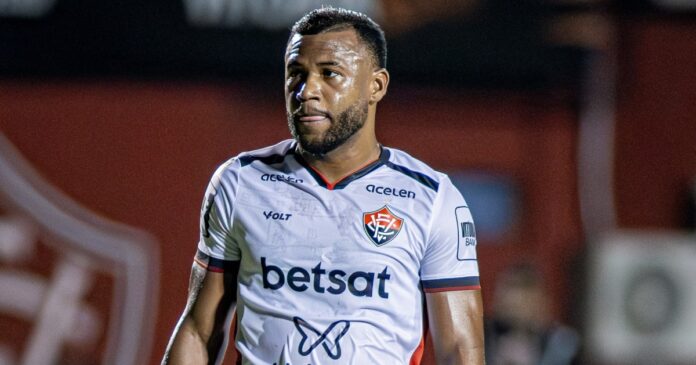 luan-santos-recebe-terceiro-cartao-amarelo-e-desfalca-o-vitoria-contra-o-gremio