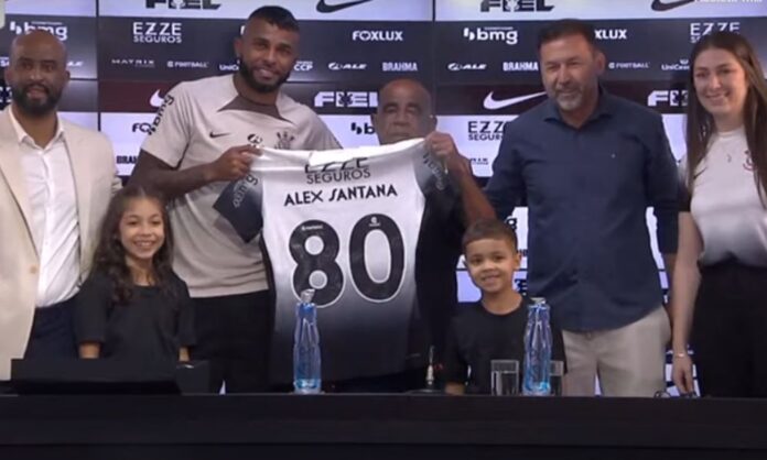 alex-santana-se-emociona-ao-receber-camisa-80-do-corinthians-das-maos-do-pai:-‘me-arrepiei’