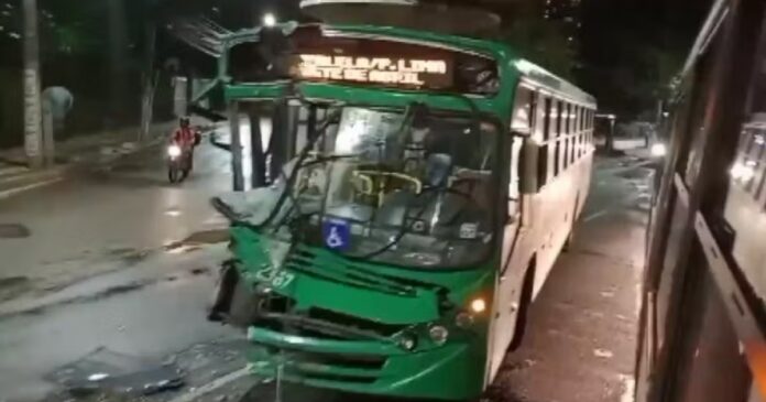 onibus-colidem-e-4-pessoas-ficam-feridas-na-av.-tancredo-neves