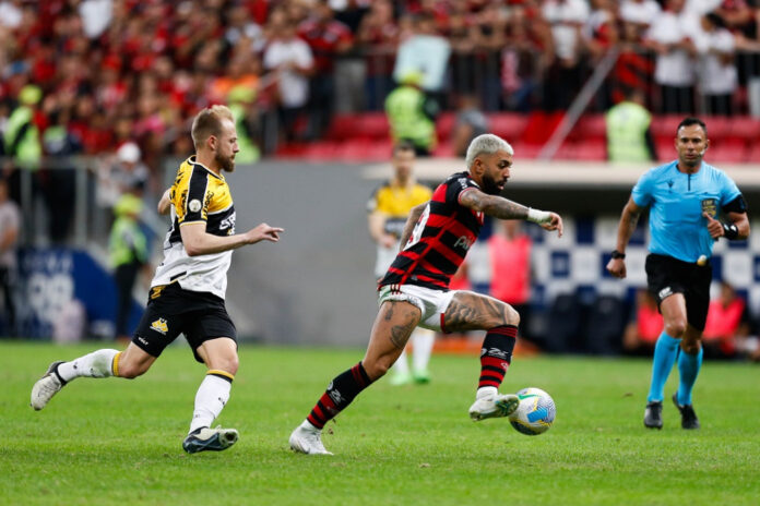 gabriel-decide-em-penalti-incomum-e-flamengo-vence-o-criciuma-de-virada-em-brasilia