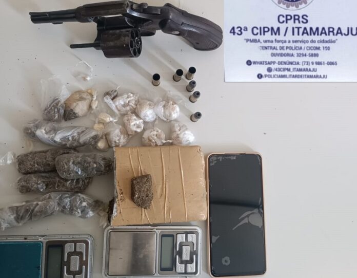 pm-apreende-drogas-e-arma-de-fogo-apos-confronto-no-bairro-marotinho-em-itamaraju:-suspeito-morre