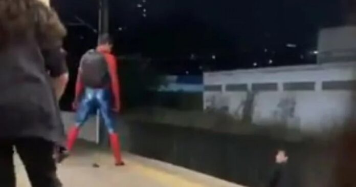 video:-‘homem-aranha”-joga-agressor-em-trilhos-de-metro-durante-briga-em-bh