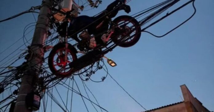 moto-e-erguida-por-balao-e-fica-presa-em-fiacao-eletrica-em-sp;-14-mil-imoveis-ficaram-sem-luz