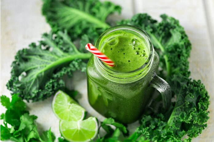 couve-com-limao:-saiba-como-ingredientes-potencializam-seu-suco-detox