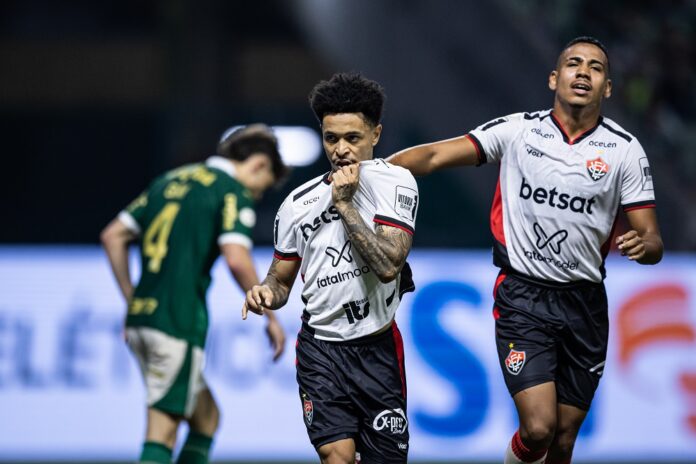 palmeiras-poupa-titulares,-joga-mal-e-perde-para-o-vitoria-por-2-a-0-no-allianz