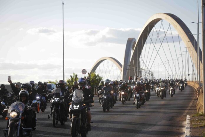 fotos:-passeio-com-milhares-de-motociclistas-encerra-capital-moto-week