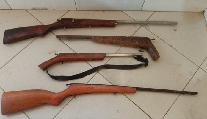 caema-apreende-armas-de-fogo-usadas-em-crime-ambiental-em-area-rural-de-guaratinga