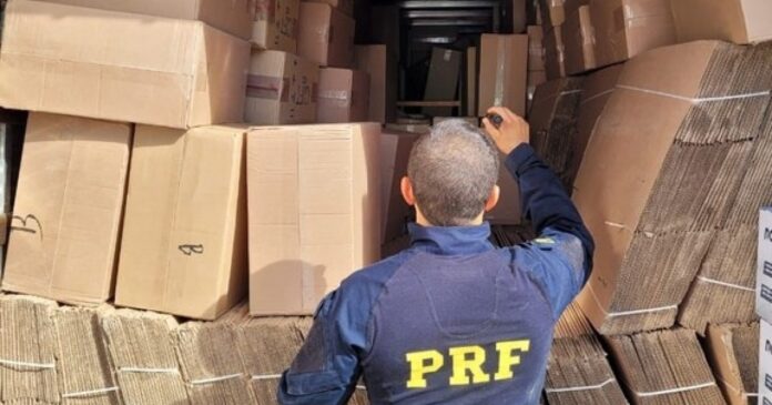 motorista-e-preso-no-sudoeste-baiano-com-750-mil-macos-de-cigarros-contrabandeados