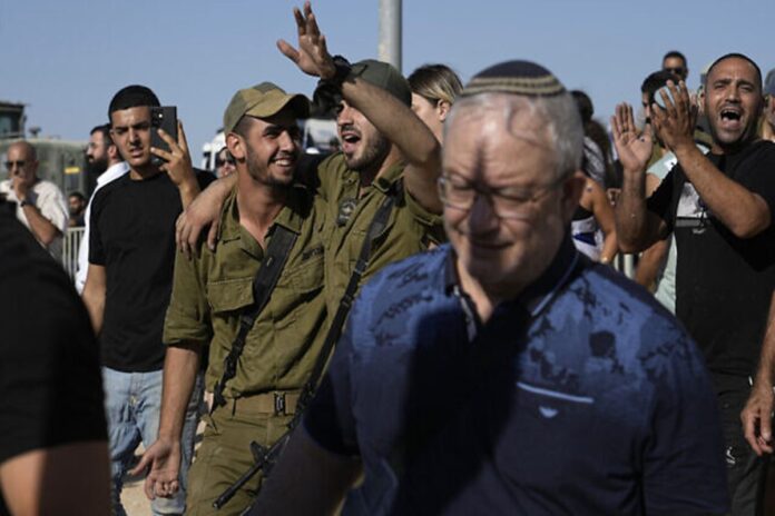 video:-parlamentares-de-extrema-direita-invadem-prisao-em-israel