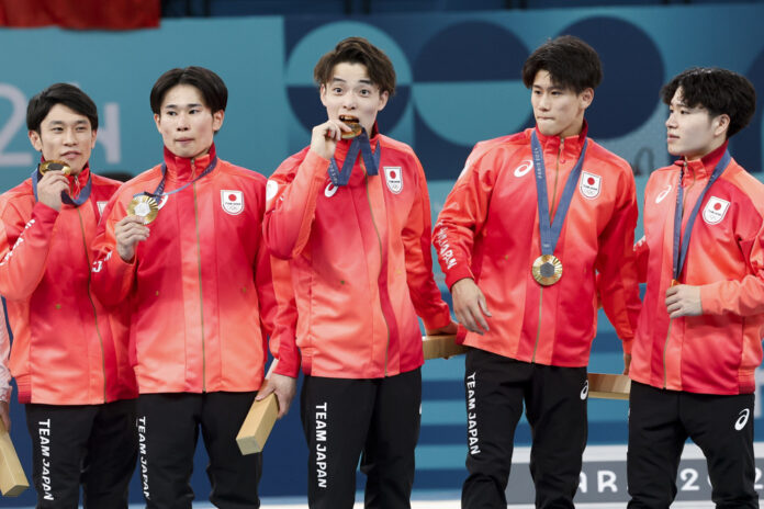 chineses-caem-no-fim-e-levam-virada-incrivel-do-japao-na-final-por-equipes-da-ginastica