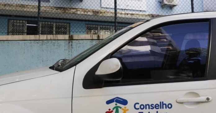 crianca-atira-contra-o-proprio-pai-para-defender-mae-em-briga