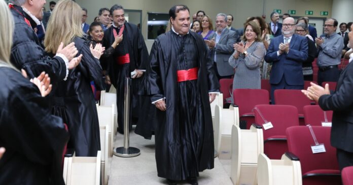 com-mais-de-30-anos-de-mp-ba,-adalvo-nunes-dourado-junior-e-empossado-procurador-de-justica