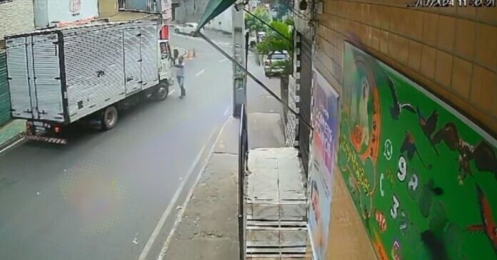 caminhao-que-transportava-eletrodomesticos-e-roubado-durante-entrega-em-bairro-de-salvador