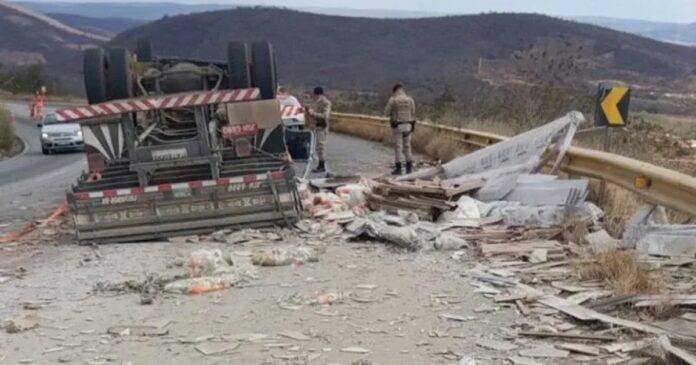 homem-morre-em-acidente-com-caminhao-na-ba-262,-no-sudoeste-baiano