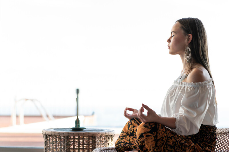 Mulher meditando3