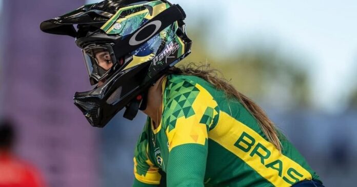 paris-2024:-baiana-paola-reis-e-eliminada-do-ciclismo-bmx-racing-apos-sofrer-queda-na-repescagem
