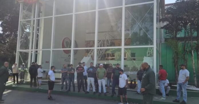 torcedores-do-palmeiras-invadem-ct-apos-derrota-para-o-flamengo;-clube-emite-nota