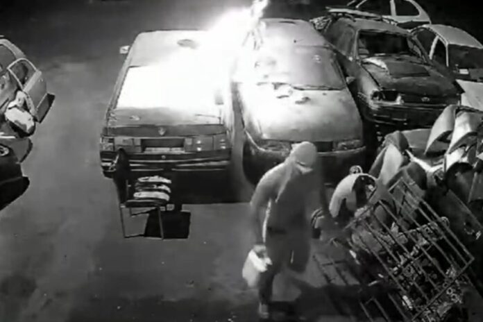 camera-de-seguranca-flagra-momento-que-homem-incendeia-em-carros-no-df