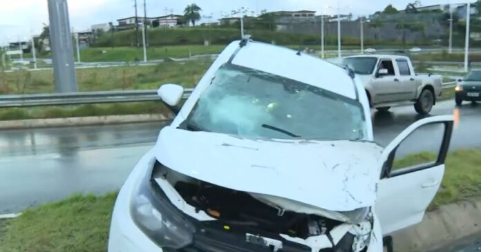 motorista-perde-controle-de-veiculo,-bate-em-poste-e-capota-na-estrada-do-derba