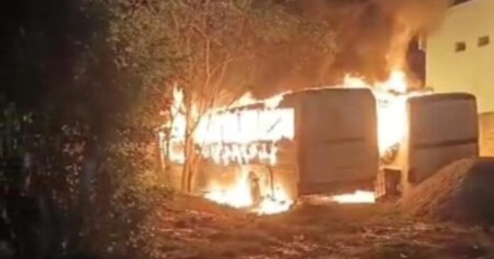 incendio-destroi-onibus-de-prefeitura-baiana