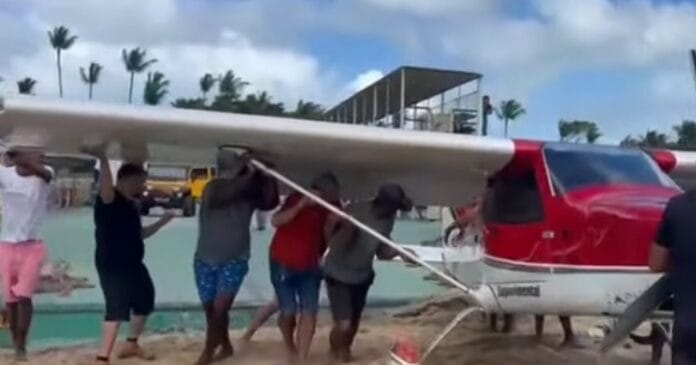video:-aviao-que-fez-pouso-forcado-e-removido-de-praia-na-bahia