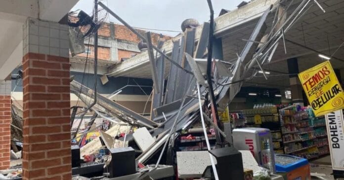 parte-do-telhado-de-supermercado-desaba-no-litoral-norte-baiano