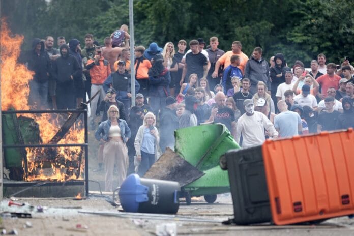 reino-unido:-populacao-protege-abrigos-de-imigrante-contra-extremistas