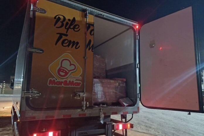 motorista-tranca-ladrao-de-hamburguer-dentro-de-caminhao-e-leva-a-prf