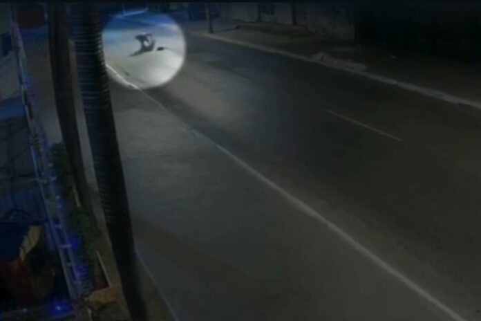 video:-jovem-leva-duas-facadas-no-peito-durante-assalto-no-df