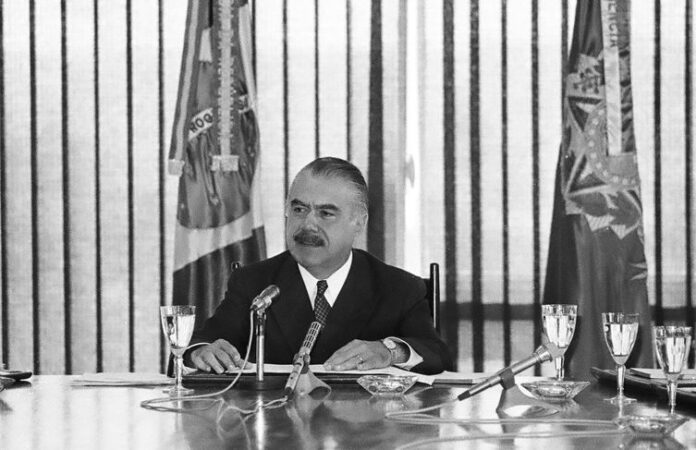 quarenta-anos-de-democracia-(por-cristovam-buarque)