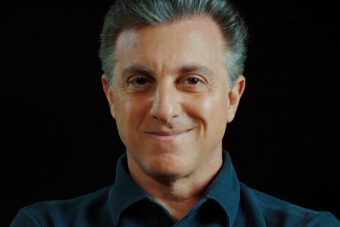 luciano-huck-e-criticado-apos-dar-r$-1-mi-a-mulher-no-interior-de-sp