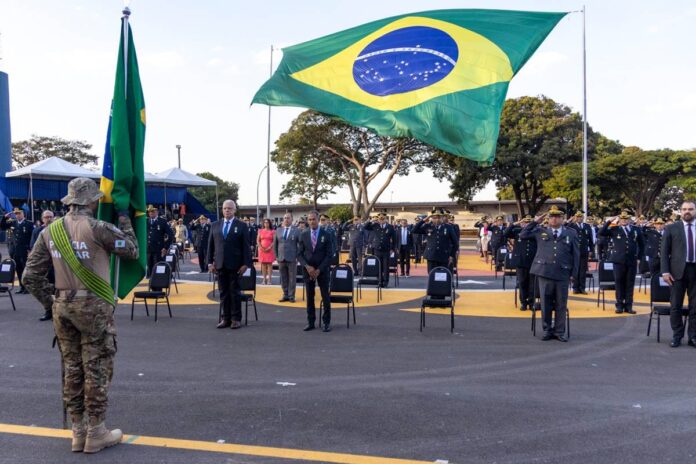 pmdf-concede-medalha-ambiental-a-policiais,-jornalistas-e-secretarios