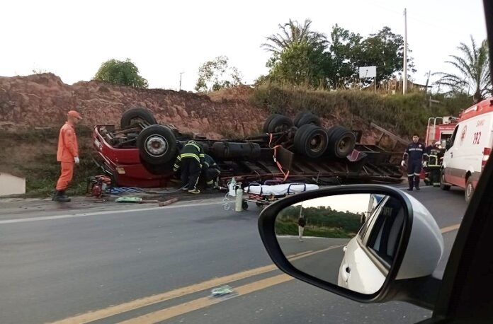 caminhao-tomba-na-br-101-e-motorista-e-resgatado-das-ferragens-em-teixeira-de-freitas