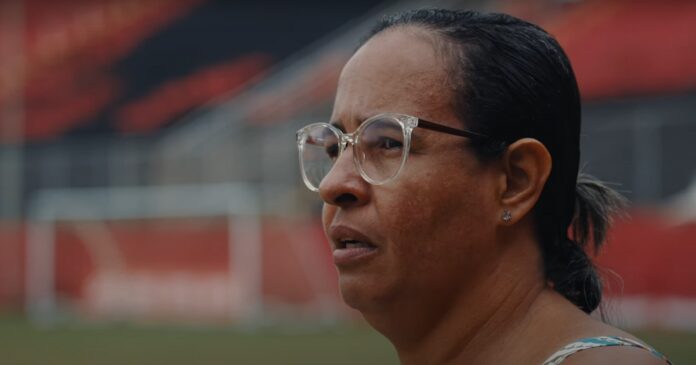 em-video-divulgado-oficialmente,-vitoria-recebe-empreendedora-multada-por-uso-da-marca-do-clube
