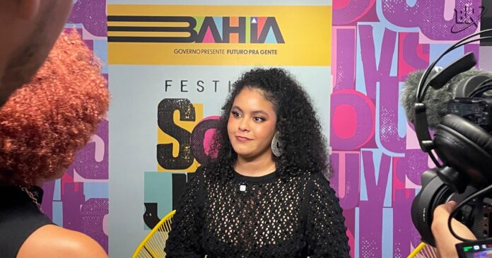 rachel-reis-faz-performance-vibrante-e-anuncia-novo-projeto-no-festival-soujuvs